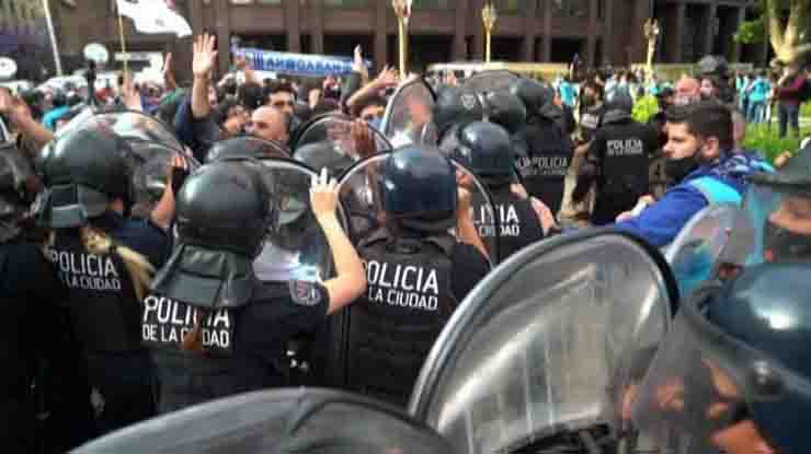 scontri Buenos Aires polizia folla Maradona