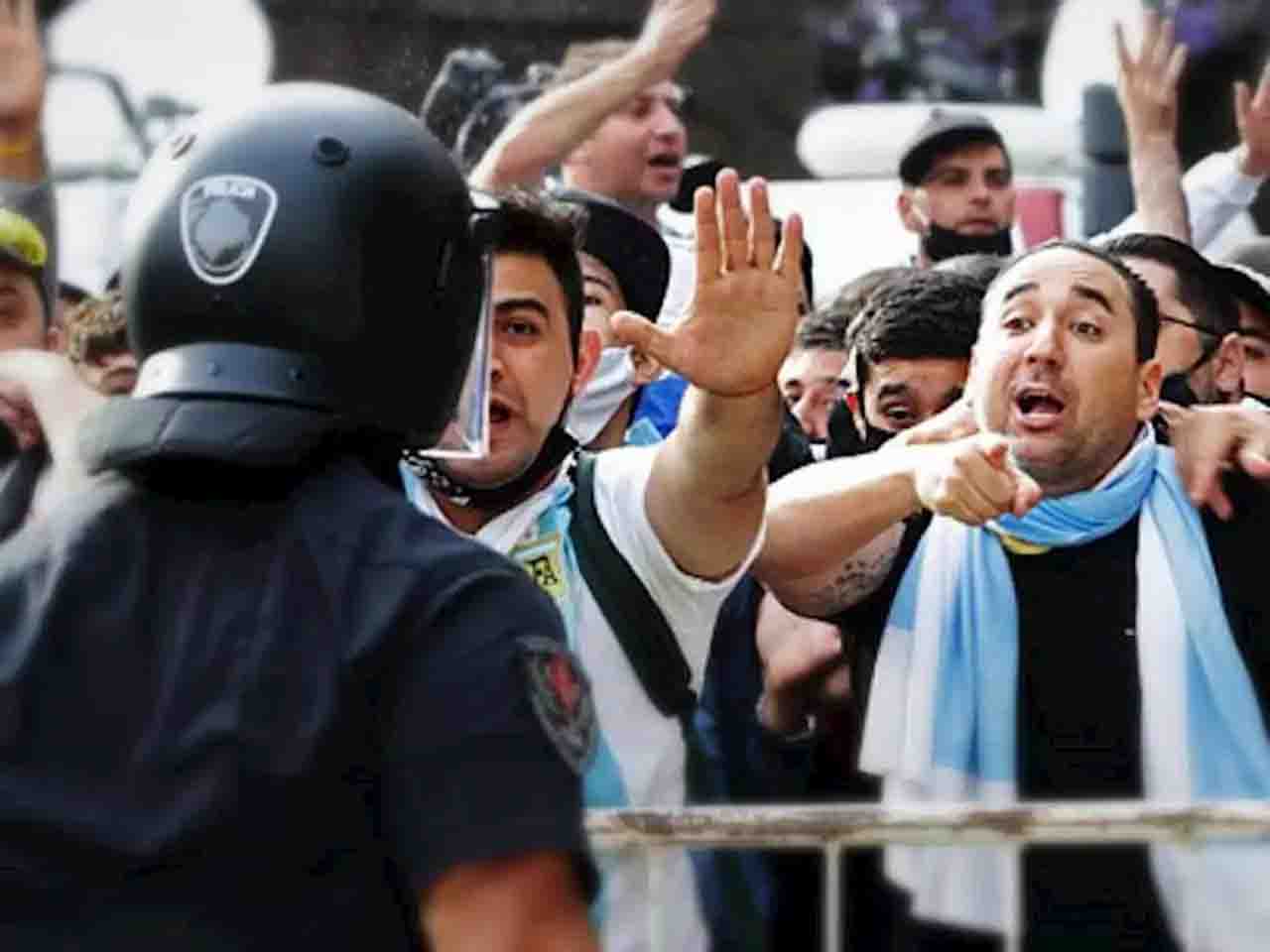 scontri Buenos Aires polizia folla Maradona