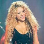 Shakira, avete mai visto la sosia? Due gocce d’acqua, incredibile somiglianza Shakira, avete mai visto la sosia? Due gocce d’acqua, incredibile somiglianza