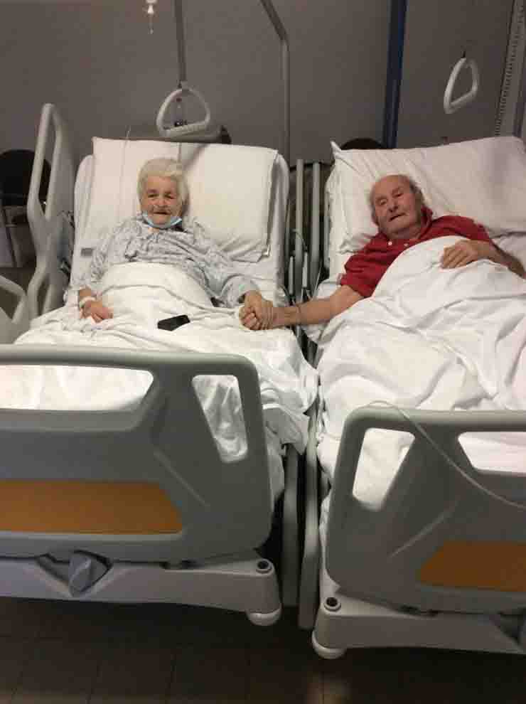 coppia 90enni covid mano nella mano ospedale Prato