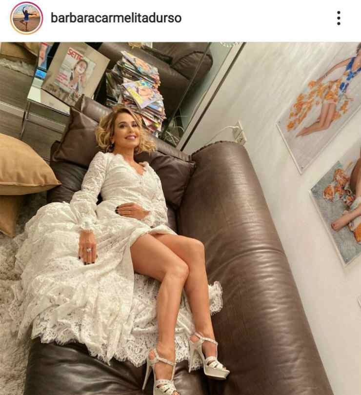 Barbara D'Urso bellissima sul divano - Fonte Instagram