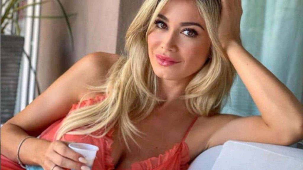 Diletta Leotta allenamento vietato ai minori: mini top e leggins attillato, poco spazio all’immaginazione