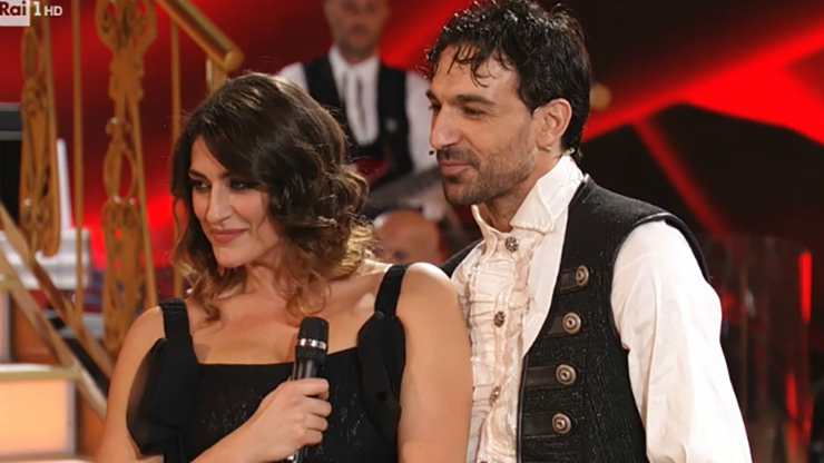 Elisa Isoardi e Raimondo Todaro a Ballando con le Stelle - meteoweek