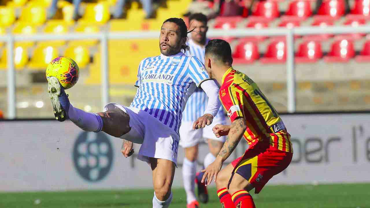 Da sinistra: Lucas Castro della SPAL cerca la verticalizzazione marcato da Filippo Falco del Lecce, 16 febbraio 2020 (foto di Maurizio Lagana/Getty Images)