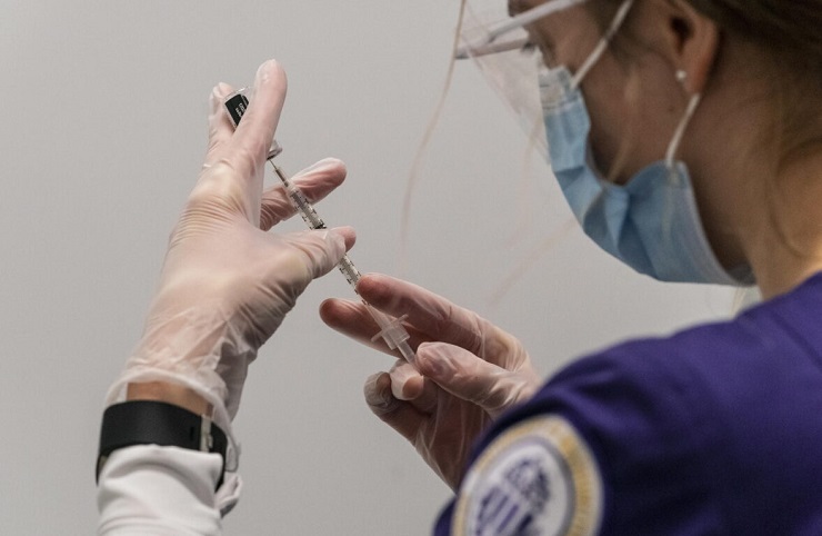 Iniettate 5 dosi di vaccino per errore a 8 sanitari: 4 sono in osservazione
