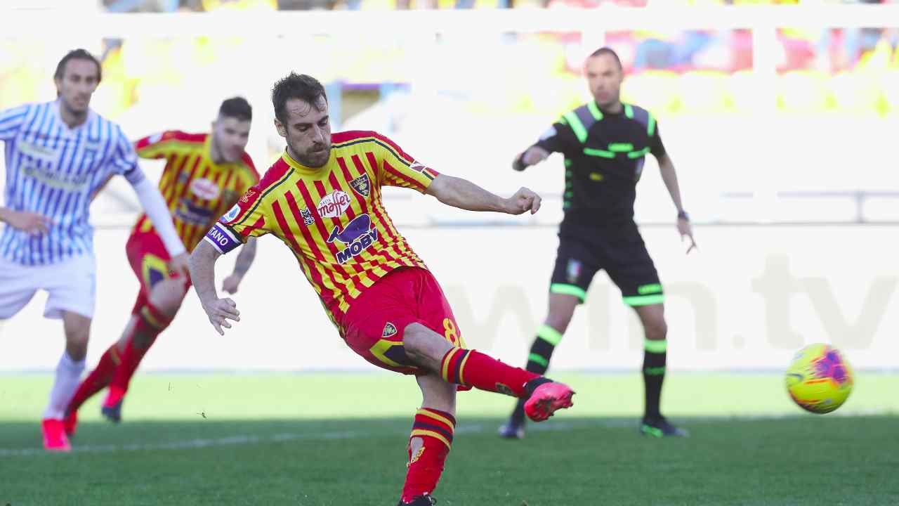 In primo piano: Marco Mancosu del Lecce segna il primo gol della partita con la SPAL su rigore, 15 febbraio 2020 (foto di Maurizio Lagana/Getty Images)
