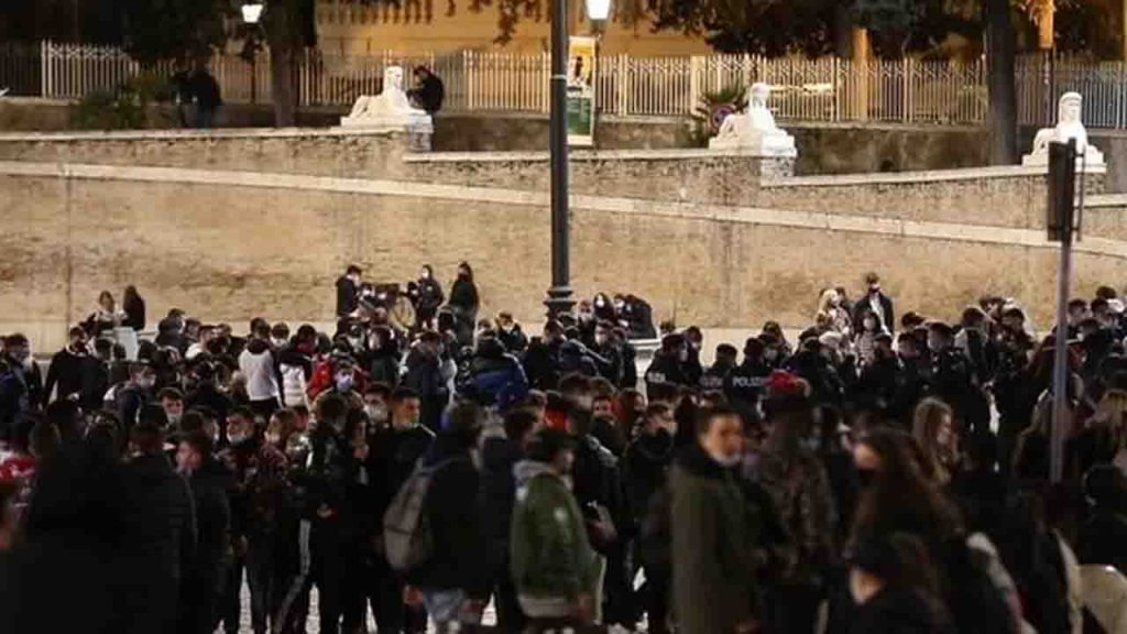 Maxi assembramento degenera in rissa, moltissimi senza mascherina [VIDEO]