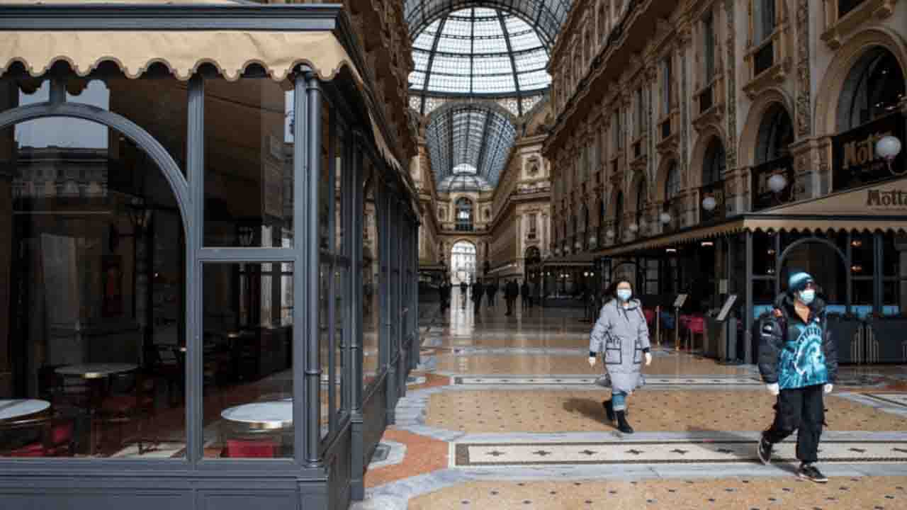 Natale a Milano, «numero chiuso» in Galleria