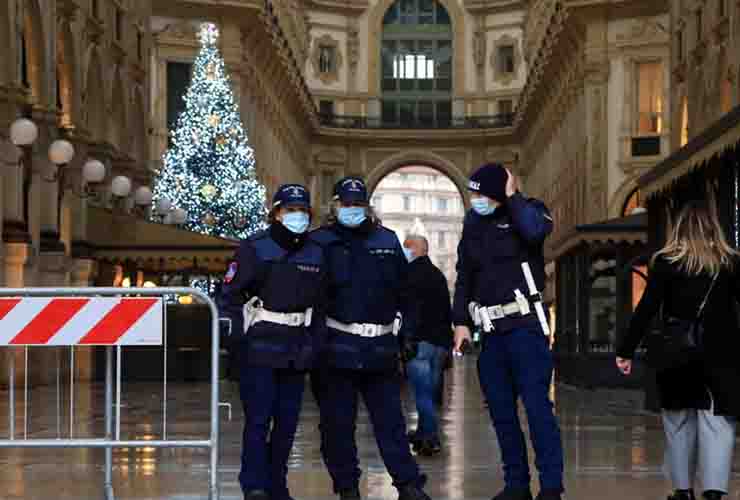 Natale a Milano, «numero chiuso» in Galleria
