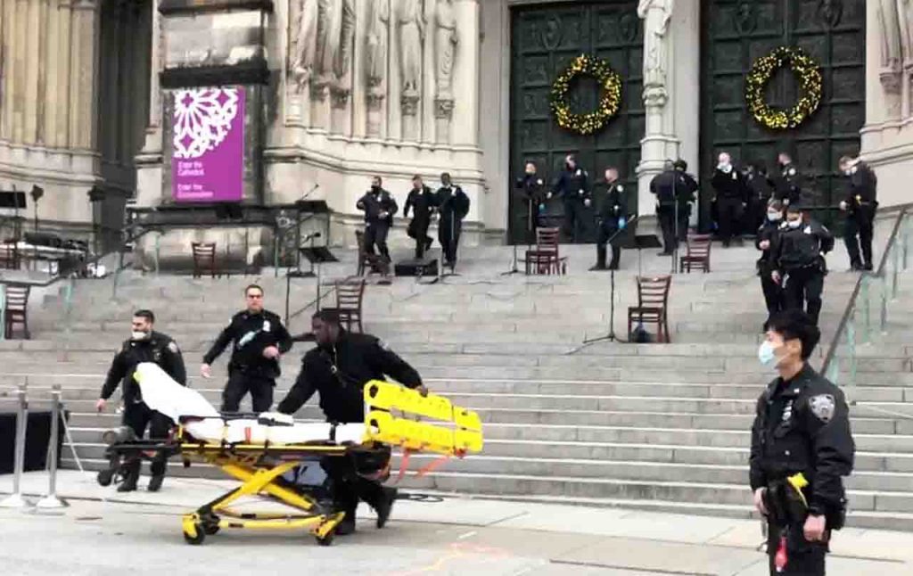 Paura a New York: un uomo ha aperto il fuoco nella Cattedrale di St. John [VIDEO]