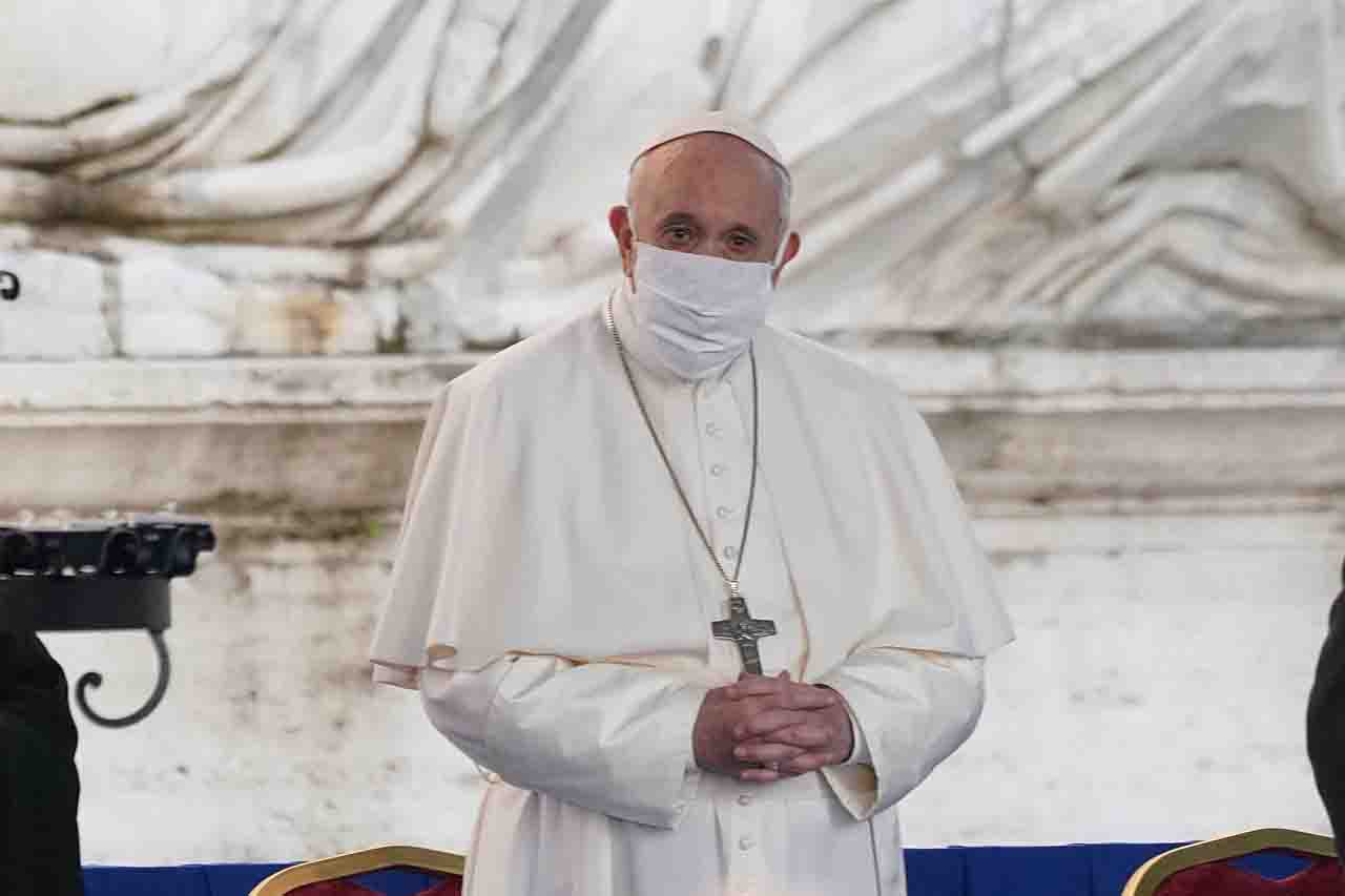 Papa Francesco medici e infermieri