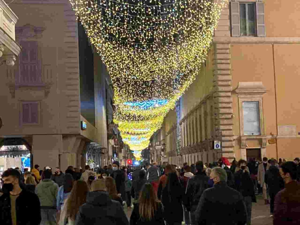Dal 24 zona rossa, ma fino al 23 tutti in giro: e la terza ondata? [VIDEO]
