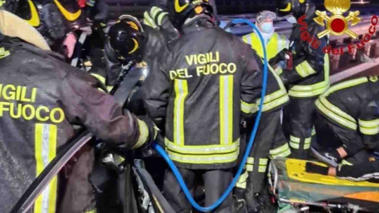 Tragedia in tangenziale, distrutta una famiglia 