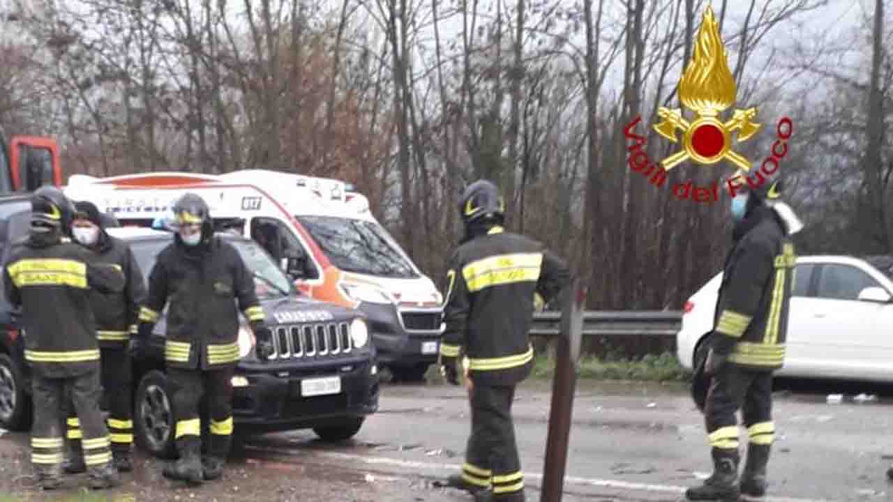 Tragico incidente stradale tra due auto