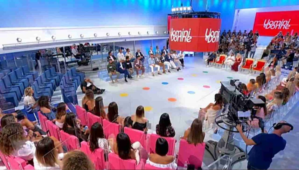 Uomini e Donne cambia (ancora una volta) sigla: cosa c’è dietro la scelta della redazione?