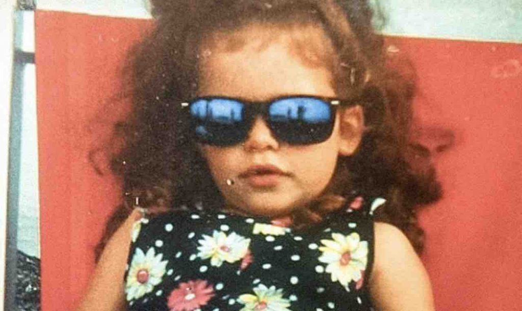 Capelli ribelli e posa da diva, oggi questa bimba è un volto di punta Mediaset: chi è?
