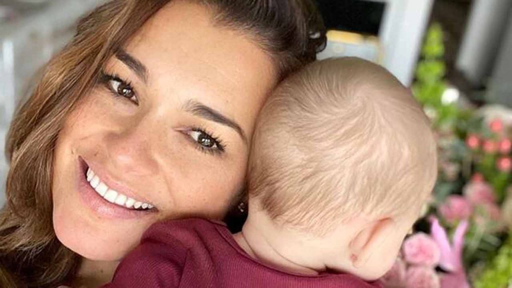 Alena Seredova, feste in famiglia: le foto con il compagno e i figli