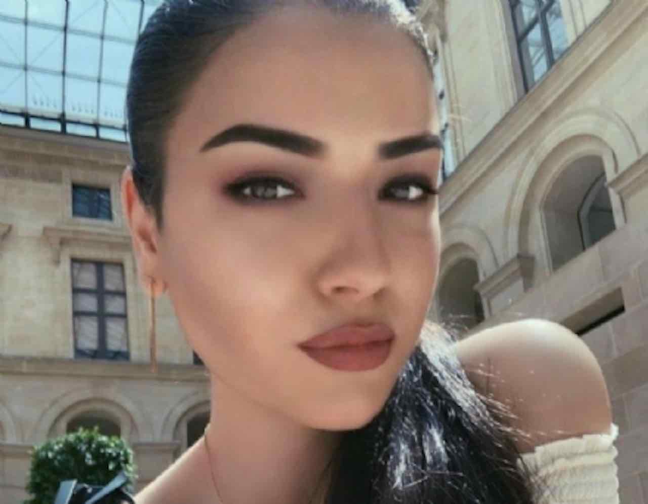 Influencer di 21 anni uccide la madre: Anna le strappa il cuore a mani nude