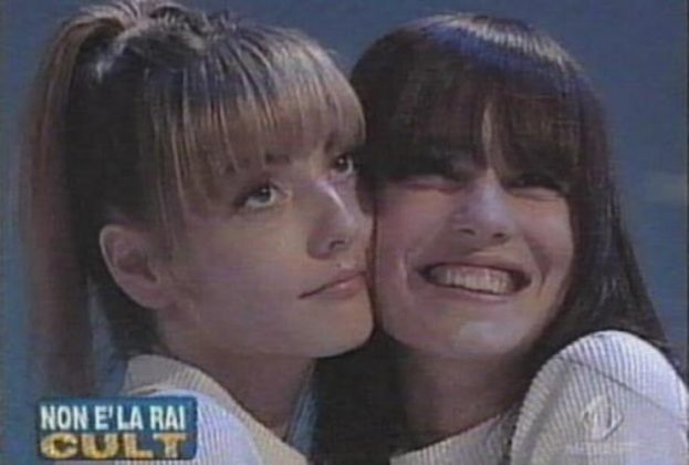 Antonella Mosetti canta vestita da sposa il momento Antonella Mosetti canta vestita da sposa il momento