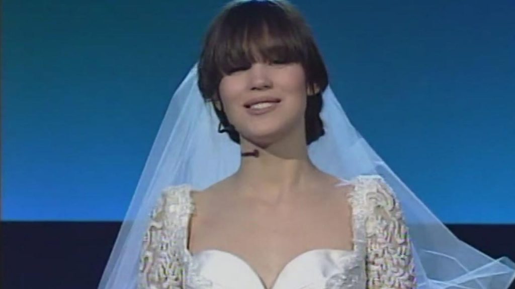 Antonella Mosetti canta vestita da sposa: il momento commovente