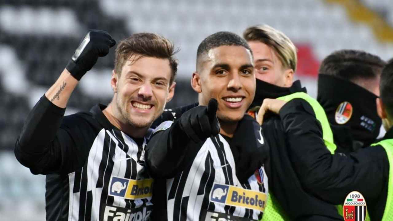 Ascoli, da sinistra: Gabriele Corbo e Abdelhamid Sabiri festeggiano la vittoria sulla SPAL, 27 dicembre 2020 (foto La Presse)