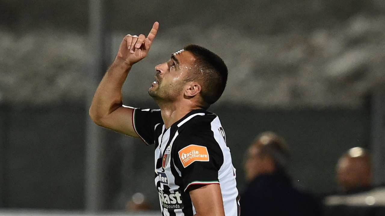 Ascoli, Mirko Eramo festeggia il gol di apertura nella partita contro l'Empoli, 13 luglio 2020 (foto di Giuseppe Bellini/Getty Images per Lega Serie B)