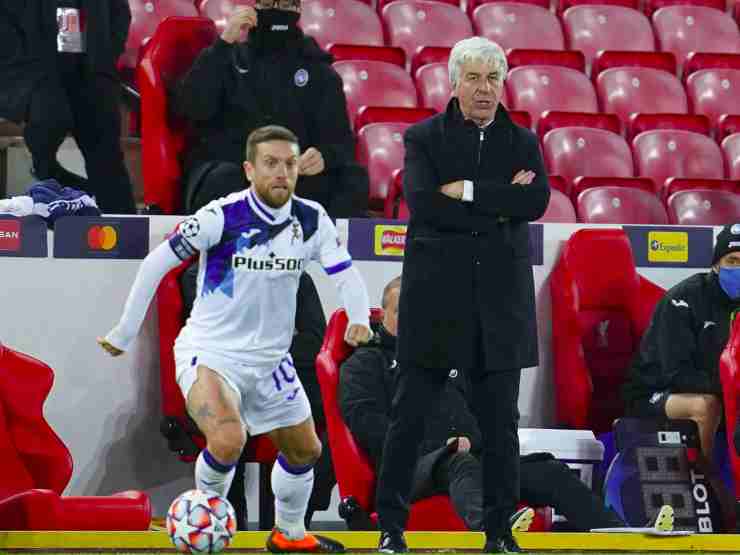 Atalanta, da sinistra in primo piano: Papu Gomez in campo contro il Liverpoo e l'allenatore Gian Piero Gasperini a bordocampo, 25 novembre 2020 (foto di Jon Super - Pool/Getty Images)