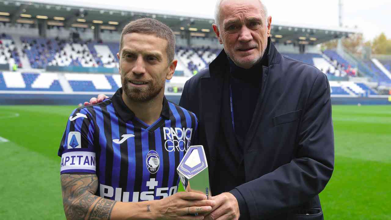 Atalanta, da sinistra: il capitano Papu Gomez riceve il premio di MVP del mese di settembre dalla Lega Serie A e posa con il presidente Antonio Percassi, 24 ottobre 2020 (foto di Emilio Andreoli/Getty Images)