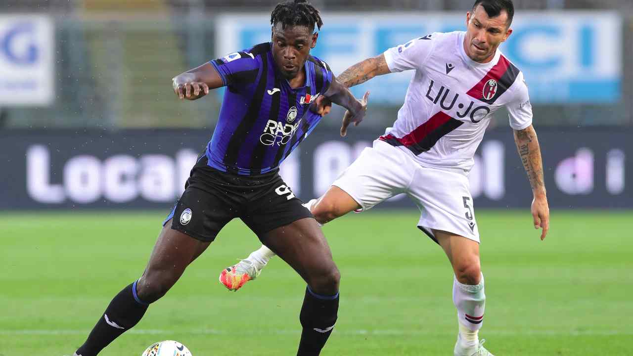 Da sinistra: Duvan Zapata dell'Atalanta e Gary Medel del Bologna, 21 luglio 2020 (foto di Emilio Andreoli/Getty Images)