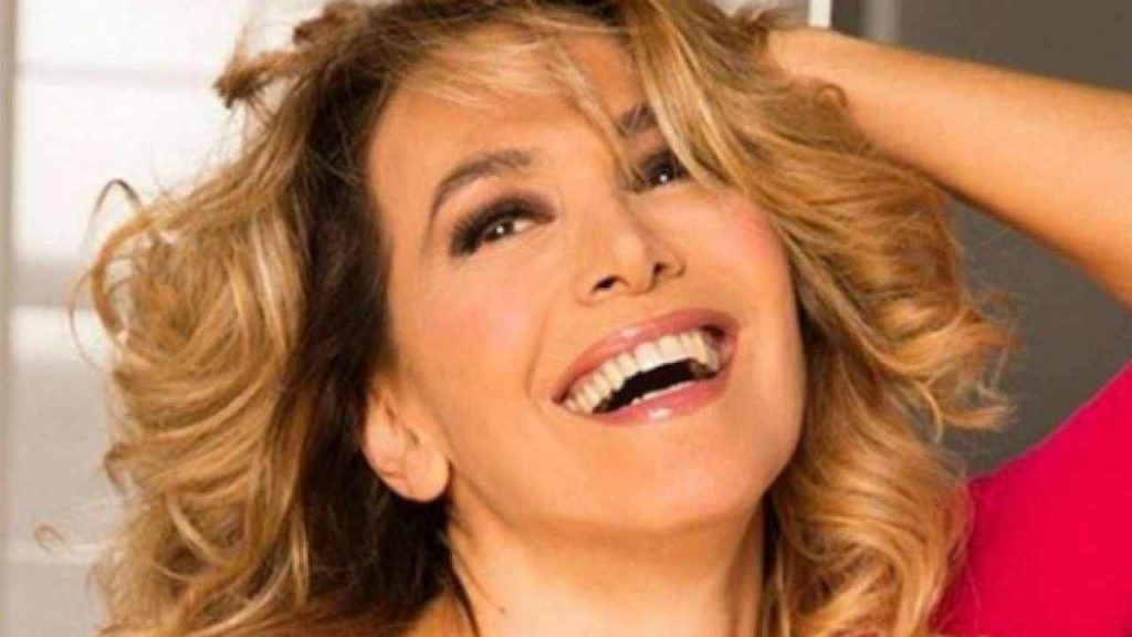 “Via la camicia”, Barbara D’Urso osa per i suoi fan: lo scatto bomba di Carmelita