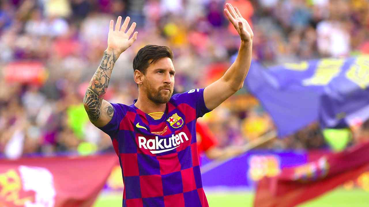 Barcellona, Leo Messi saluta i tifosi prima dell'inizio del torneo Joan Gamper a Camp Nou, 4 agosto 2019 (foto di David Ramos/Getty Images)