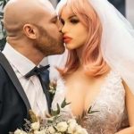 Bodybuilder sposa la bambola gonfiabile: “Sono un maniaco del sesso, è la donna perfetta per me” Bodybuilder sposa la bambola gonfiabile: “Sono un maniaco del sesso, è la donna perfetta per me”