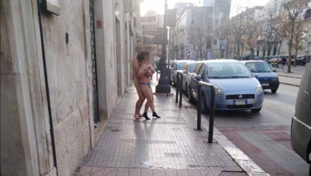 Bitonto, coppia di 20enni nudi in strada: forse sotto l’effetto di droghe [VIDEO]
