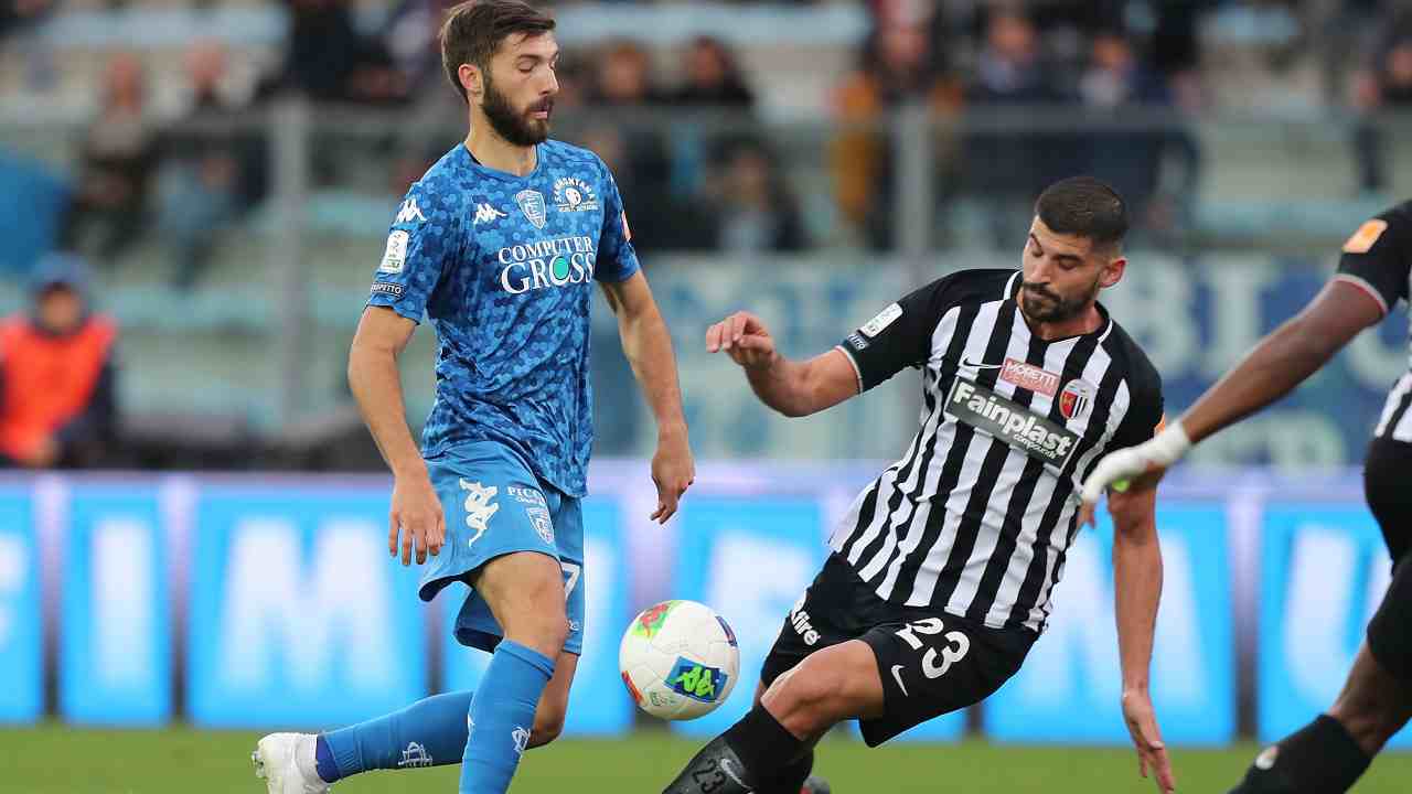 Da destra: la marcatura di Riccardo Brosco dell'Ascoli su Leonardo Mancuso dell'Empoli, 7 dicembre 2019 (foto di Gabriele Maltinti/Getty Images)