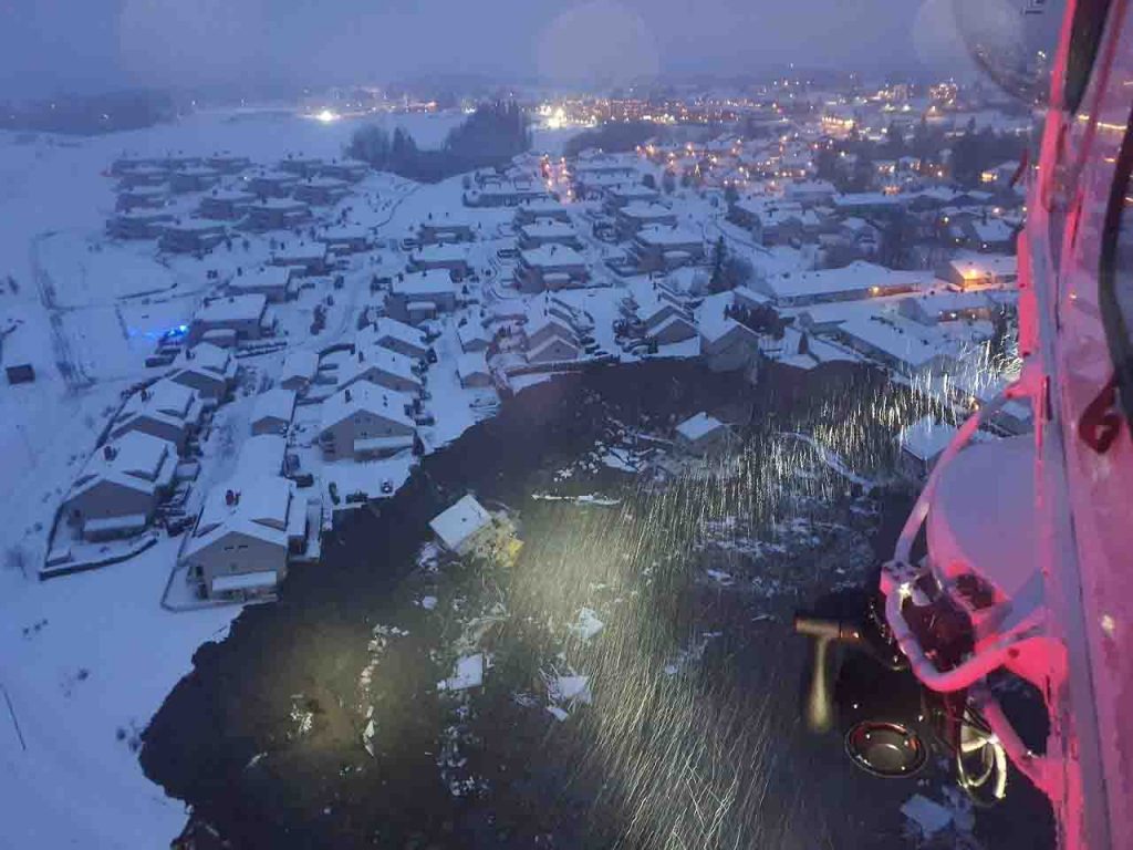 Disastro in Norvegia: frana travolge un villaggio, le case trascinate nella voragine [VIDEO]