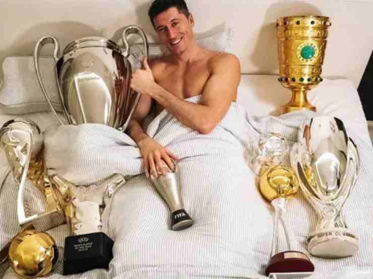 Bayern Monaco, l'attaccante Robert Lewandowski a letto con gran parte dei trofei vinti nell'anno solare 2020 (foto Instagram @_rl9)