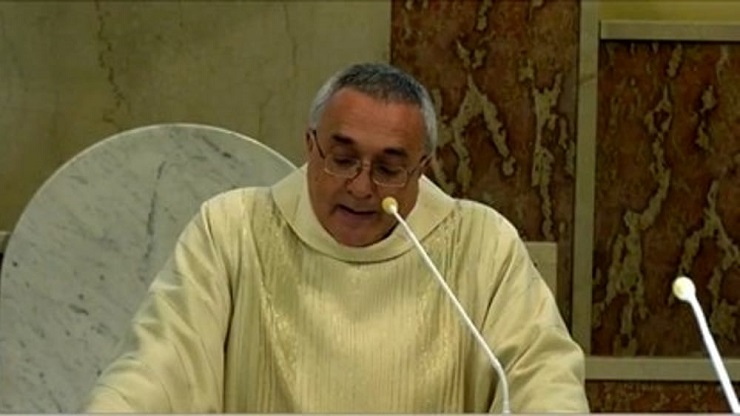 L’omelia di Don Cesena: “Bevete vino, in paradiso gli astemi non potranno entrare” [VIDEO]
