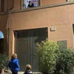 Coronavirus, separato dai figli, li saluta teneramente alla finestra Coronavirus, separato dai figli, li saluta teneramente alla finestra