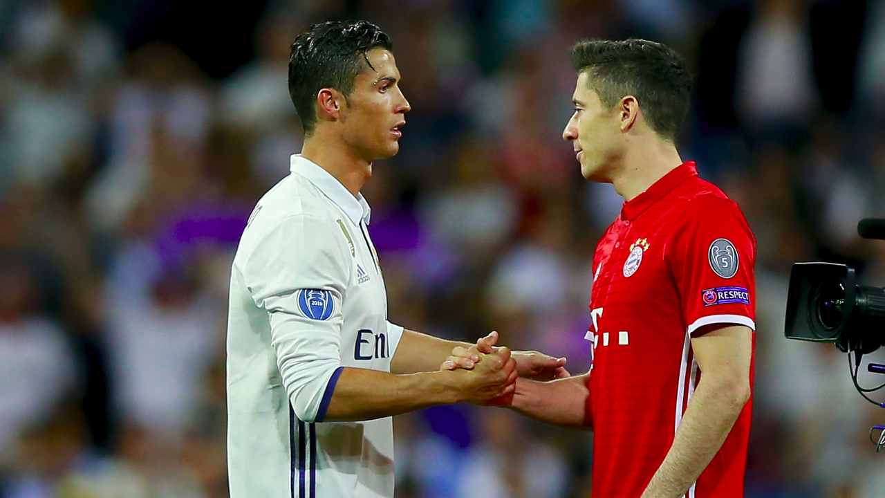 Da sinistra: Cristiano Ronaldo con la maglia del Real Madrid e Robert Lewandowski del Bayern Monaco si stringono la mano durante la partita di Champions League del 18 aprile 2017 (Photo by Gonzalo Arroyo Moreno/Getty Images)