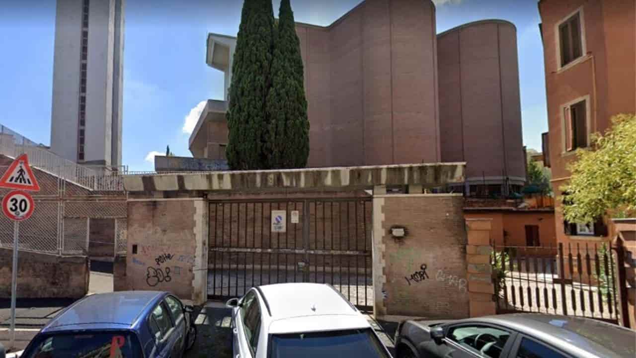 roma entra in chiesa con machete statua - meteoweek