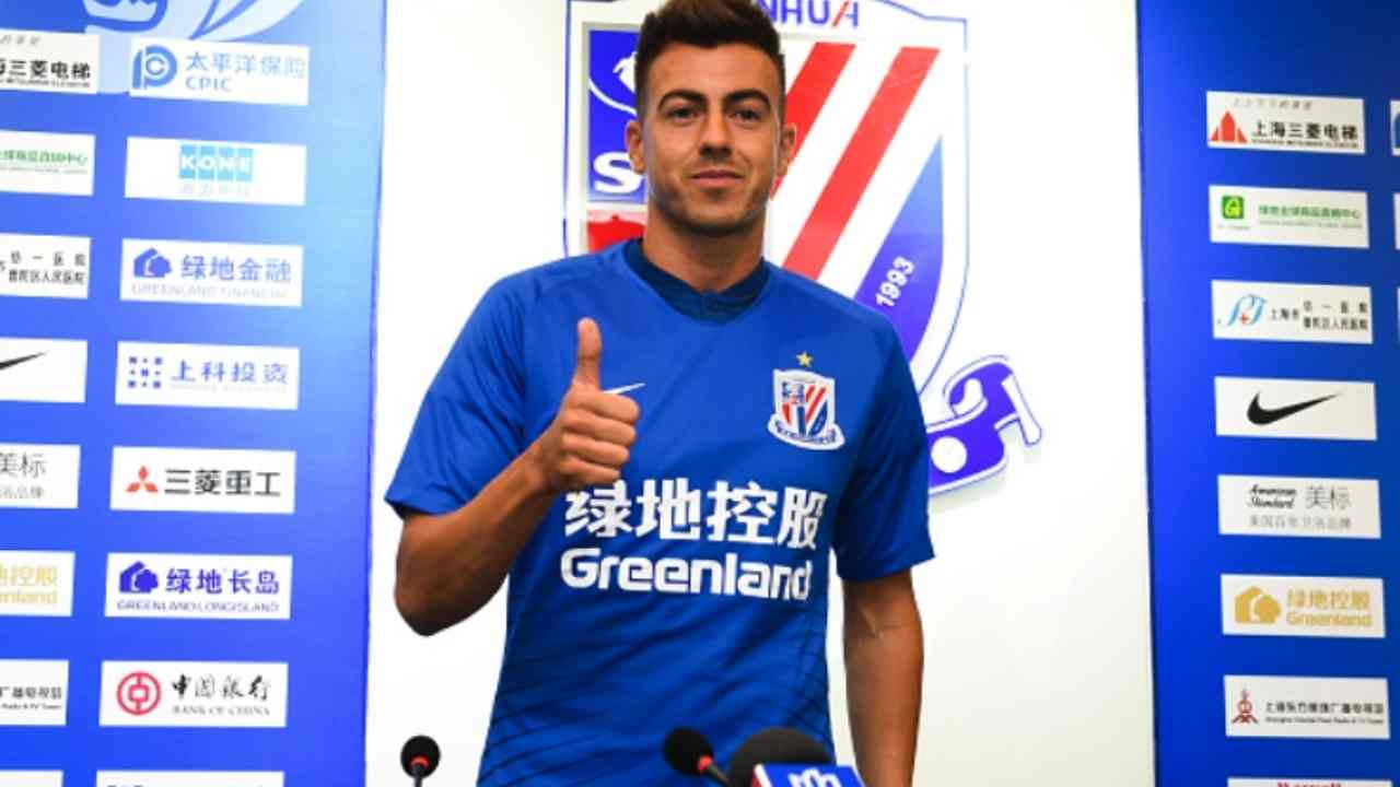 Shanghai Shenhua, l'attaccante Stephan El Shaarawy al momento della firma del contratto (foto © Shaghai Greenland Shenhua)