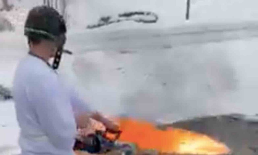 Troppa neve davanti casa: lui imbraccia un lanciafiamme [VIDEO]