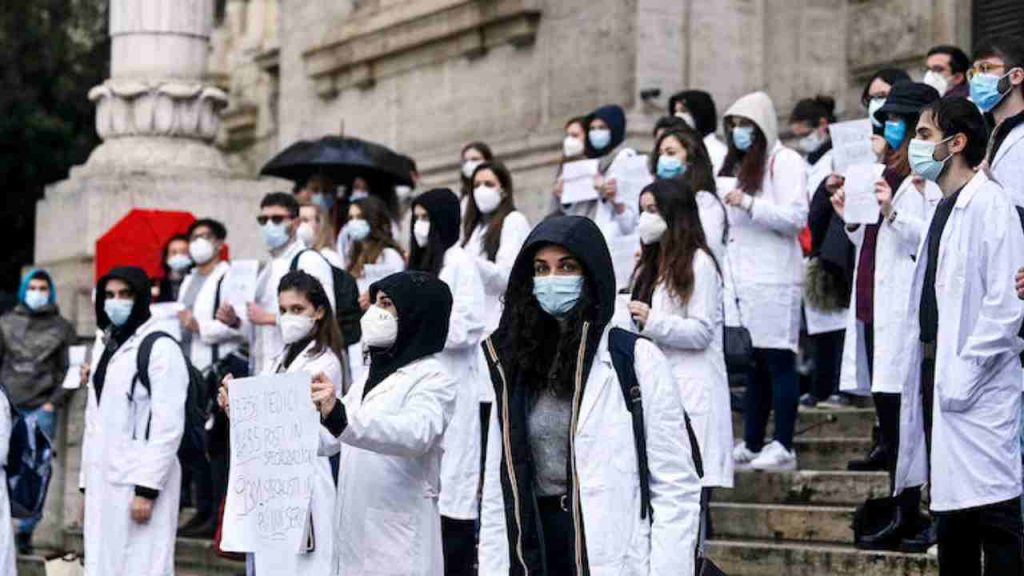 I medici specializzandi: “Non sfruttate il nostro lavoro” [VIDEO]