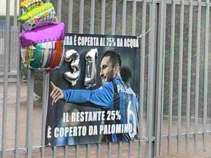 Atalanta, lo striscione appeso fuori dal Centro Bortolotti dai tifosi per festeggiare il compleanno di José Palomino (foto © TMW)