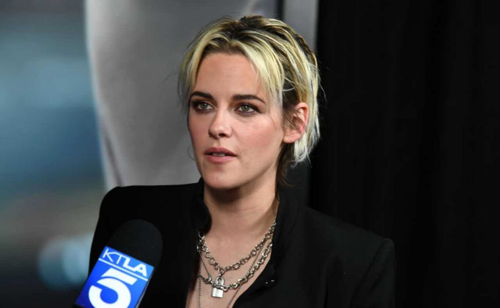 Kristen Stewart è Lady Diana: nella prima foto di Spencer sono identiche! [FOTO]