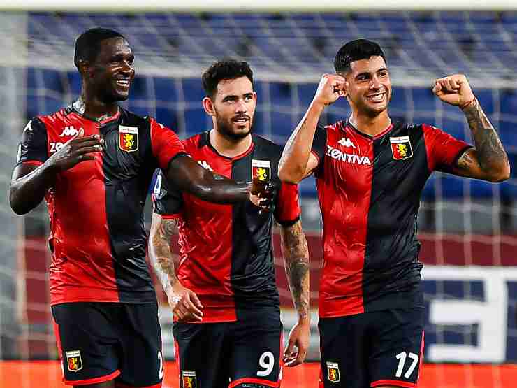 Genoa, da destra: il difensore centrale Cristian Romero festeggia con Antonio Sanabria e Cristian Zapata il suo gol contro l'Hellas Verona, 2 agosto 2020 (foto di Paolo Rattini/Getty Images)