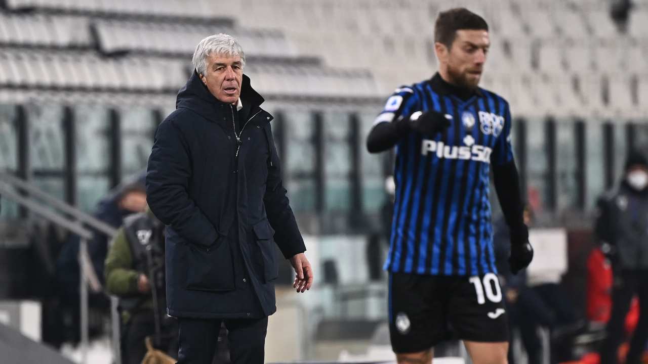 Atalanta, il tecnico Gasperini osserva da bordocampo il centrocampista Papu Gomez mentre gioca con la Juventus, 16 dicembre 2020 (Photo by Marco Bertorello/AFP via Getty Images)