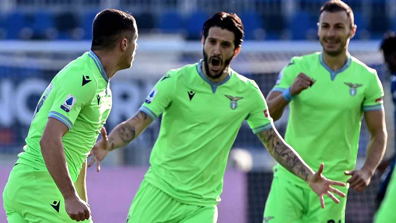 Lazio, da sinistra: Adam Marusic festeggia il suo gol all'Atalanta con Luis Alberto e Joaquin Correa, 31 gennaio 2021 (foto di Miguel Medina/AFP via Getty Images)