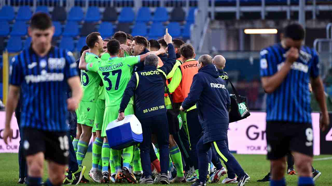 I giocatori e lo staff della Lazio festeggiano per la vittoria contro l'Atalanta nella partita di Serie A del 31 gennaio 2021 (foto di Miguel Medina/AFP via Getty Images)