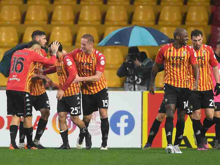 Il Benevento festeggia Marco Sau dopo il gol del pareggio 1-1 con l'Atalanta, 9 gennaio 2021 (foto di Francesco Pecoraro/Getty Images)